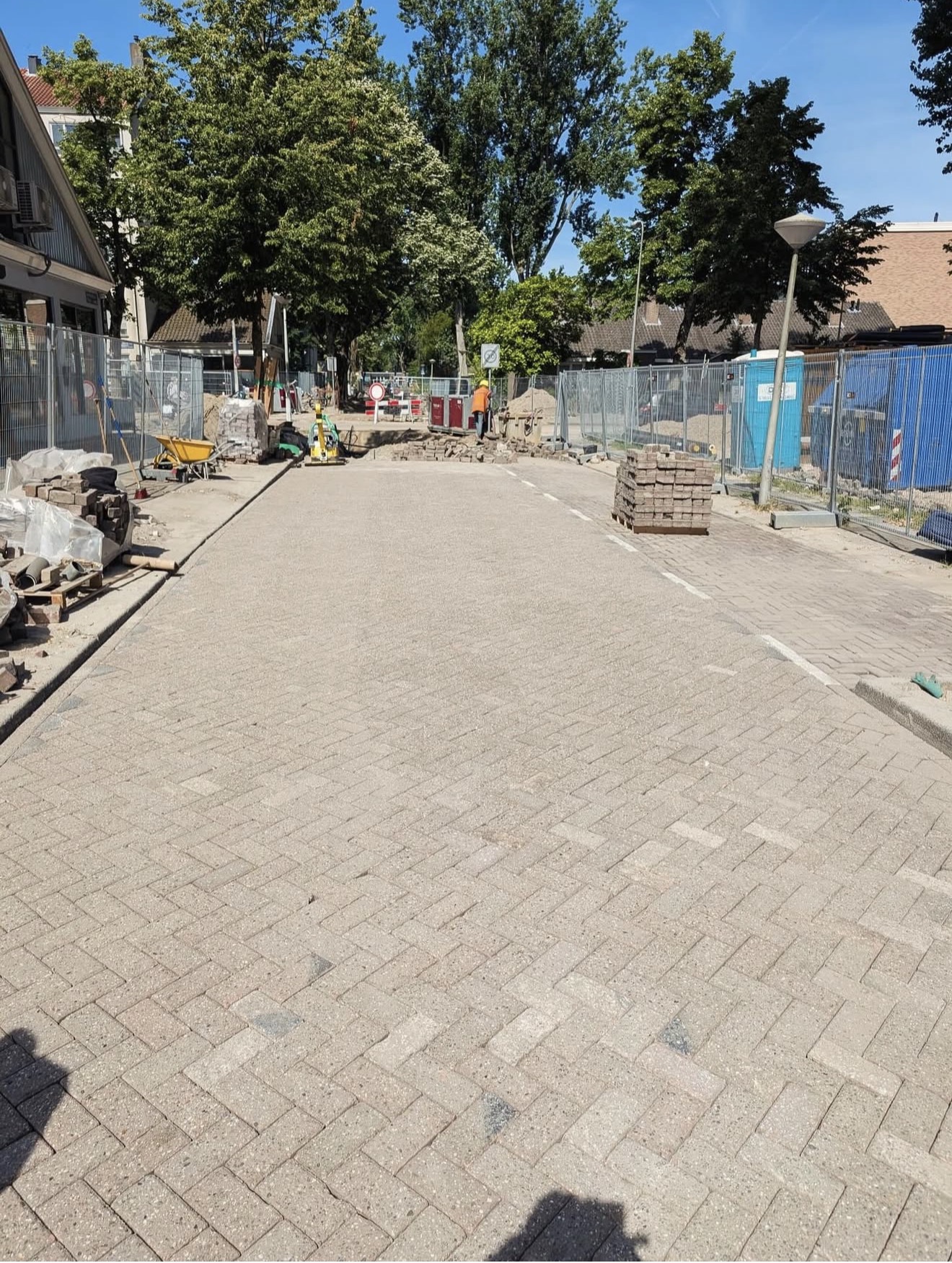 Straatwerk van Infra TDK: nieuw bestrate weg met klinkers in de regio Amsterdam